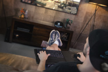 ROCCAT-Sova_CouchOwning_01