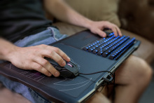 ROCCAT-Sova_CouchOwning_02