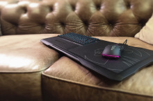 ROCCAT-Sova_OnCouch_01